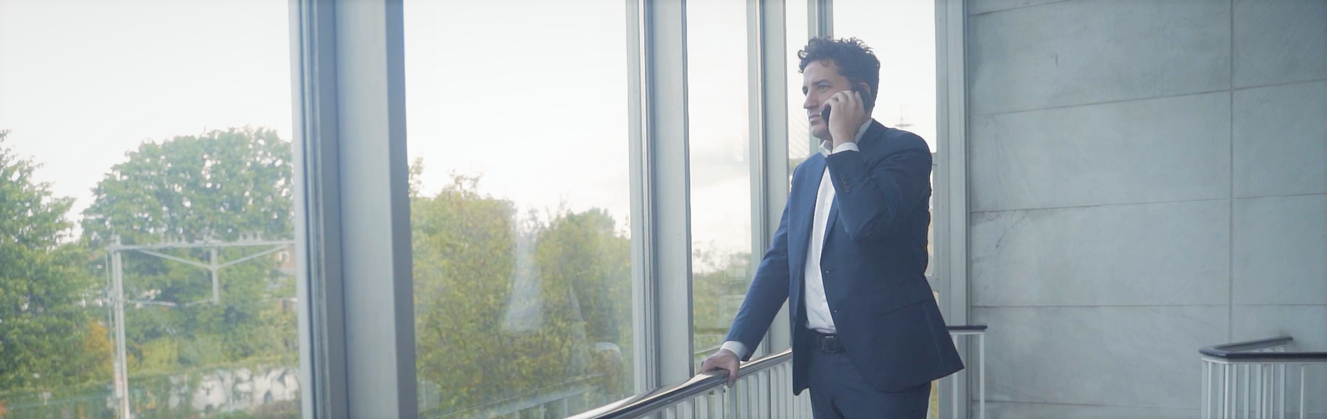 advocaat verzekeringsrecht peter van huizen aan de telefoon